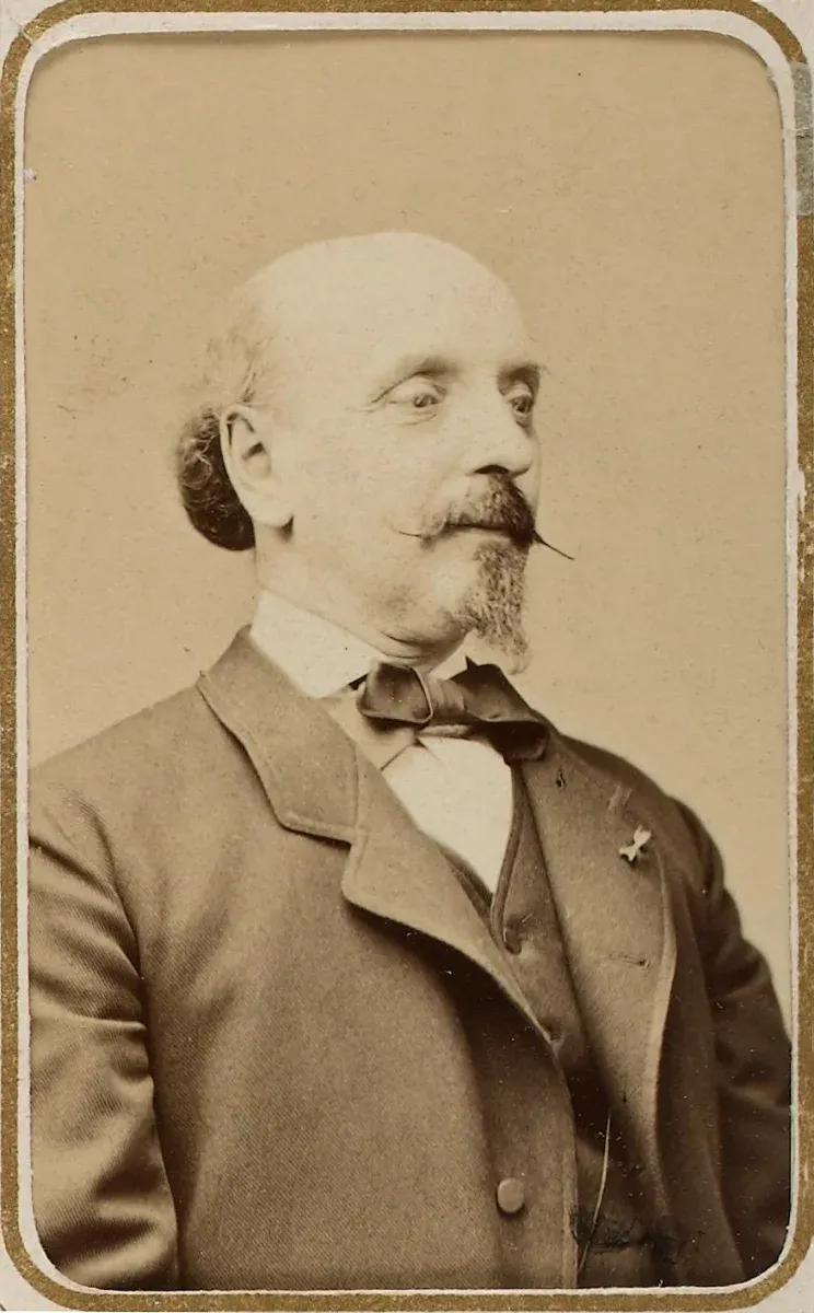 Portrait d'Emmanuel Gonzalès, dédicacé à Mme Manet. Pierre Petit, photographe à Paris. Album de portraits ayant appartenu à Édouard Manet – BNF – Numérisation Gallica.