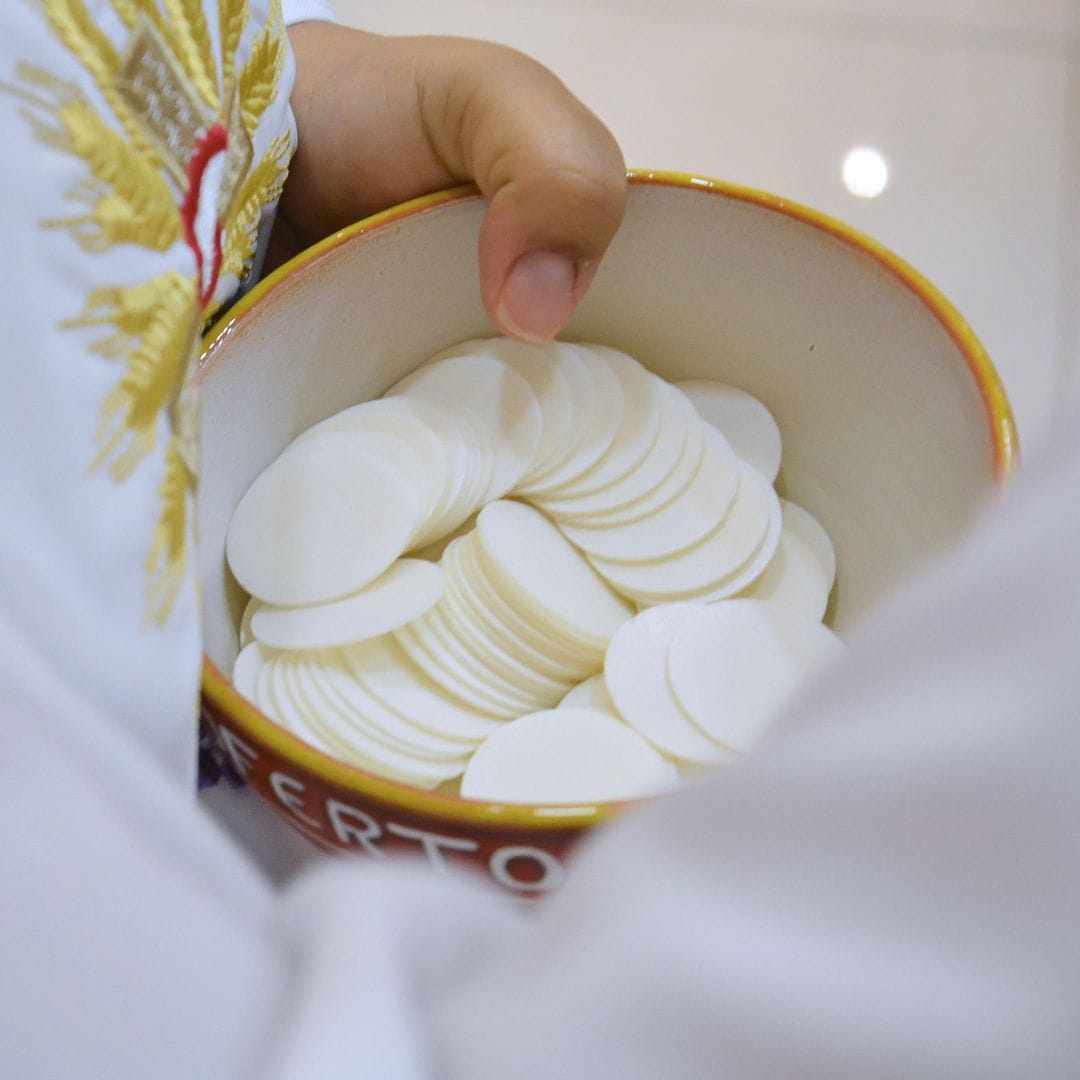 3 Common Mistakes Catholics Make When Receiving the Eucharist