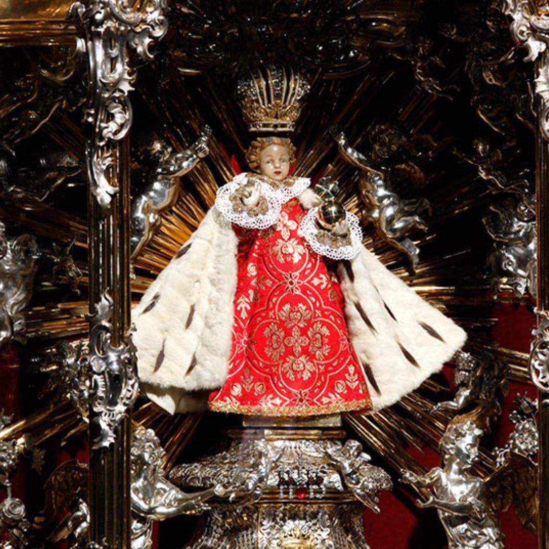 vestments for infant of prague statue