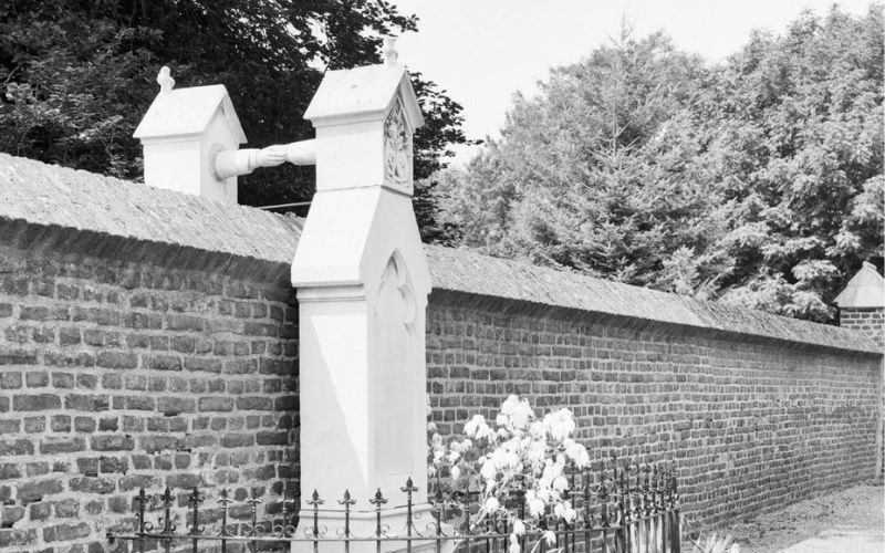 The Mystery Behind Holland's 'Grave with the Hands': A Beautiful Story of Eternal Love