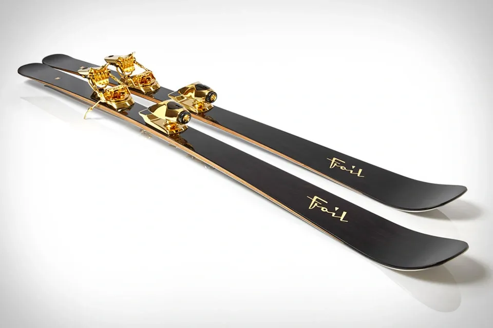 The Oro Nero skis with gold-plated bidnings