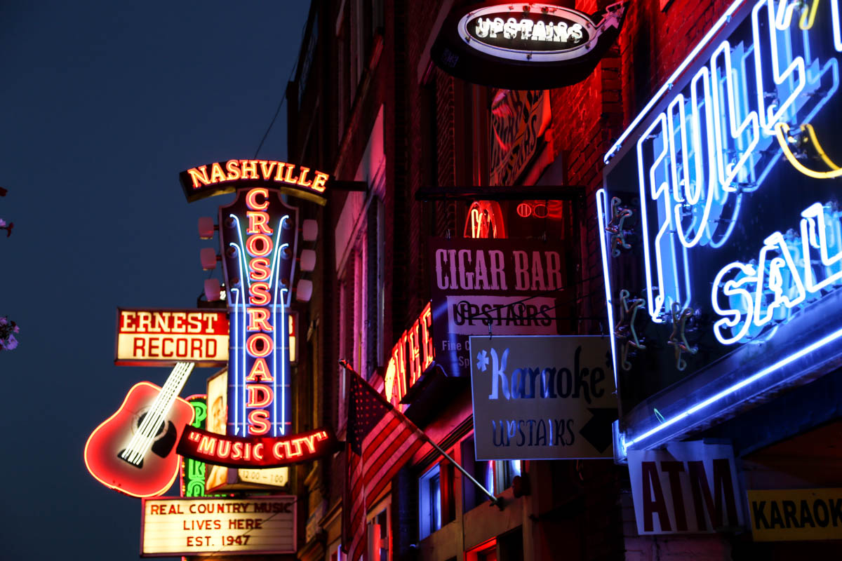 Kantripesu ja kielikylpy Nashvillessa