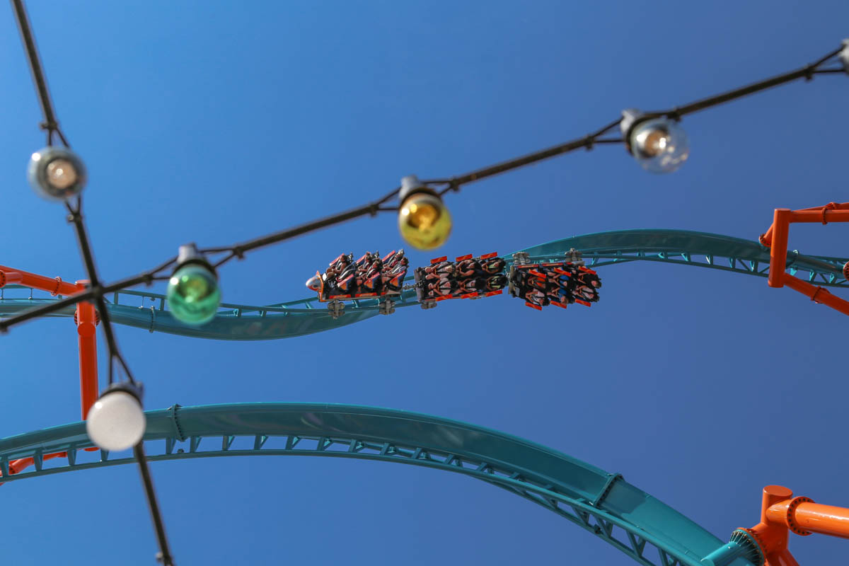 Keski-ikäinen nainen vuoristoradassa (video)