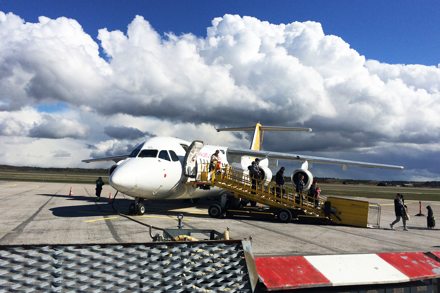 Lentokoneen ovi irtosi, nettiyhteys pelasti