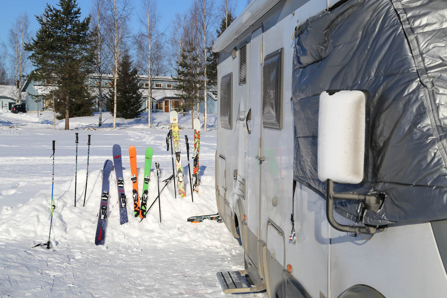 Hiihtoloma matkailuautossa: näin siitä selviää hengissä