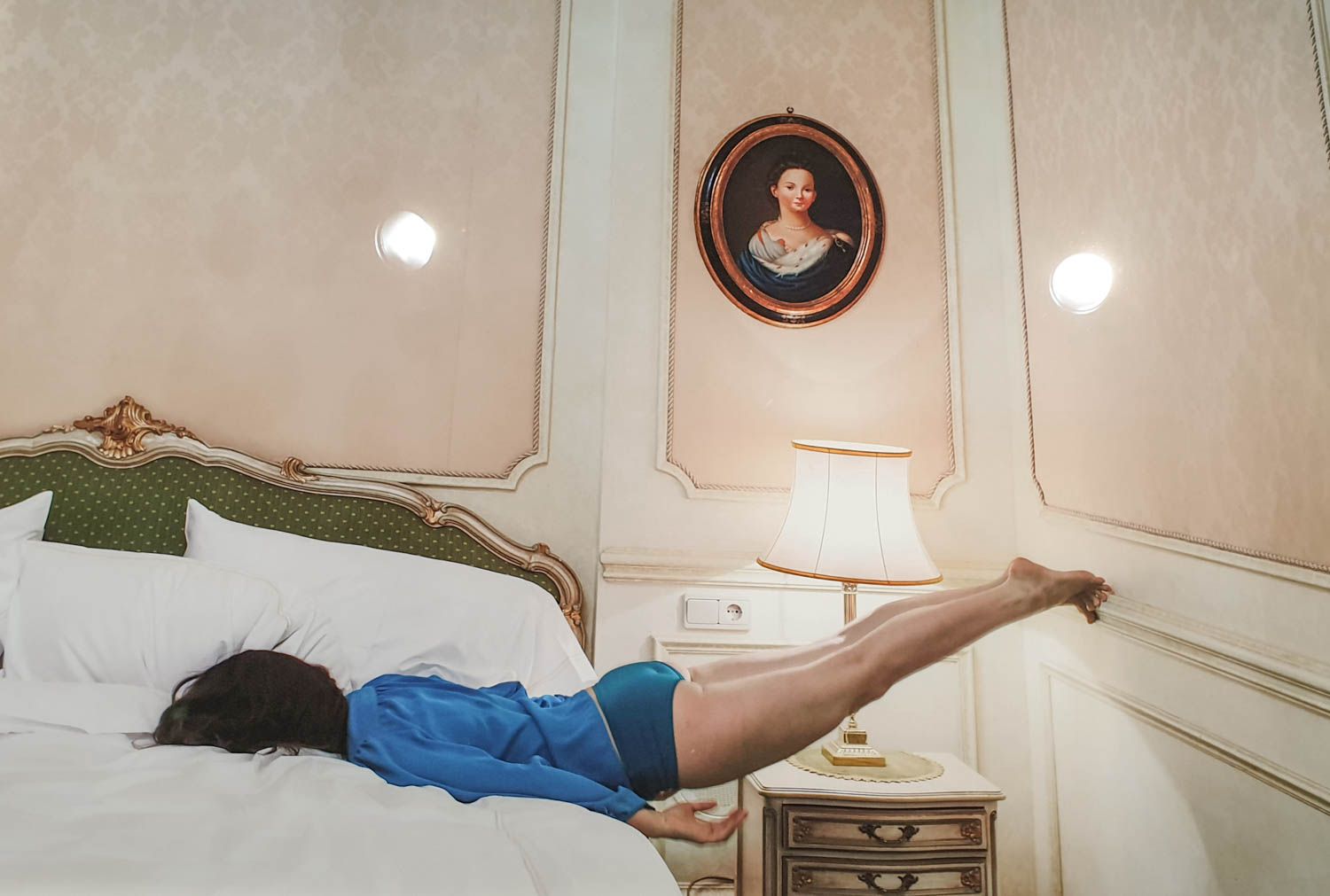 Anja Niemen In Character pysäyttää hauskalla tavalla. Näyttely avoinna 15.9. saakka.