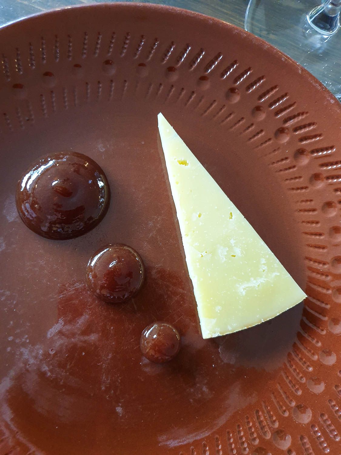 Juustoa ja kirsikkahilloa.