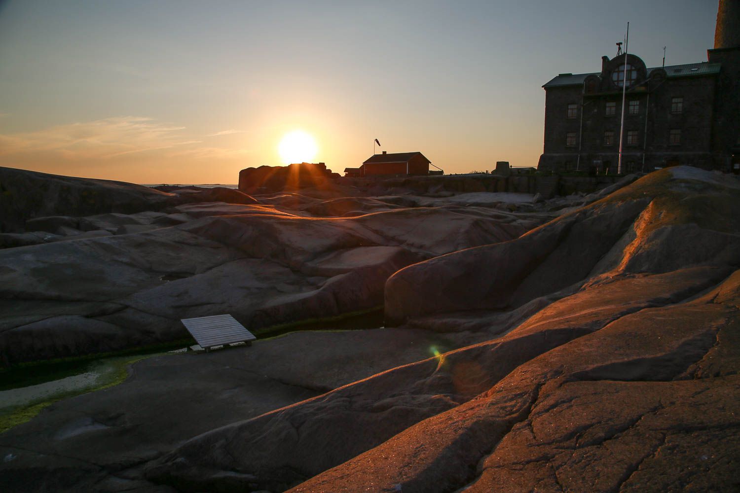 Auringonlasku Bengtskärin majakalla. Kuva: Sanna Wallenius, https://walleni.us/