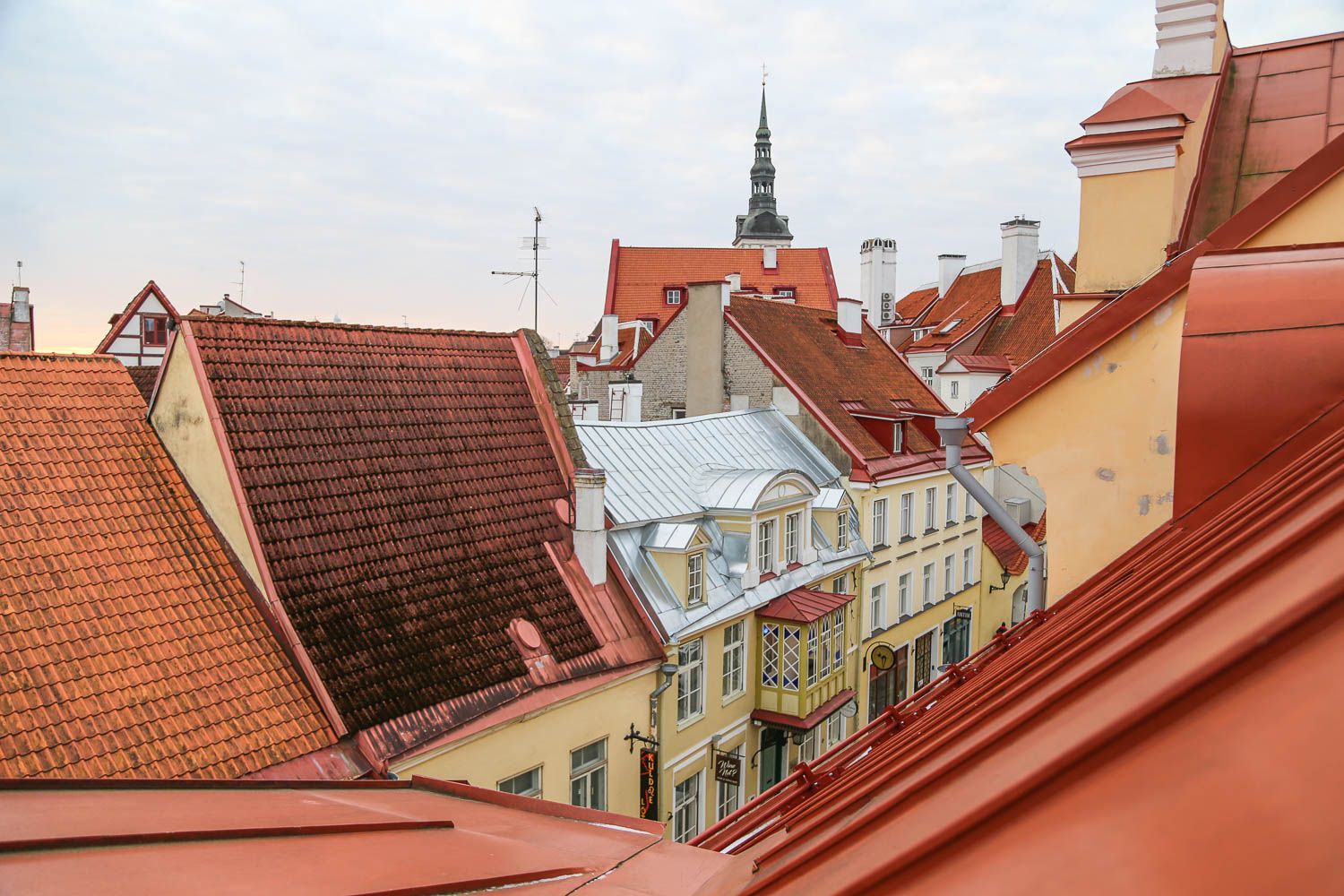 Maisema yli kattojen! Hotelli Tallinnasta 54 eurolla