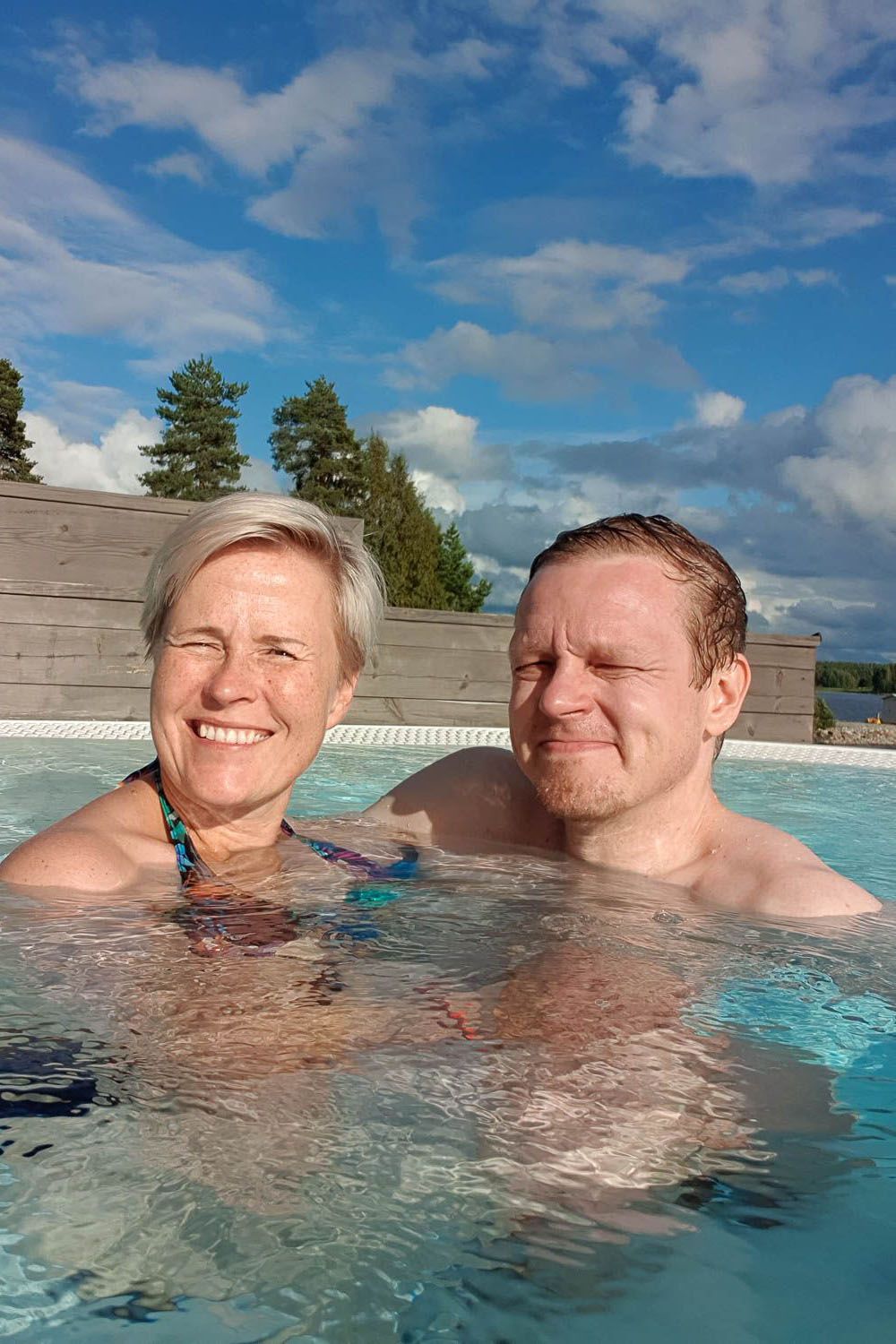 Pohjois-Karjalan elämysloma: yö karhujen kanssa, päivä kylpylässä