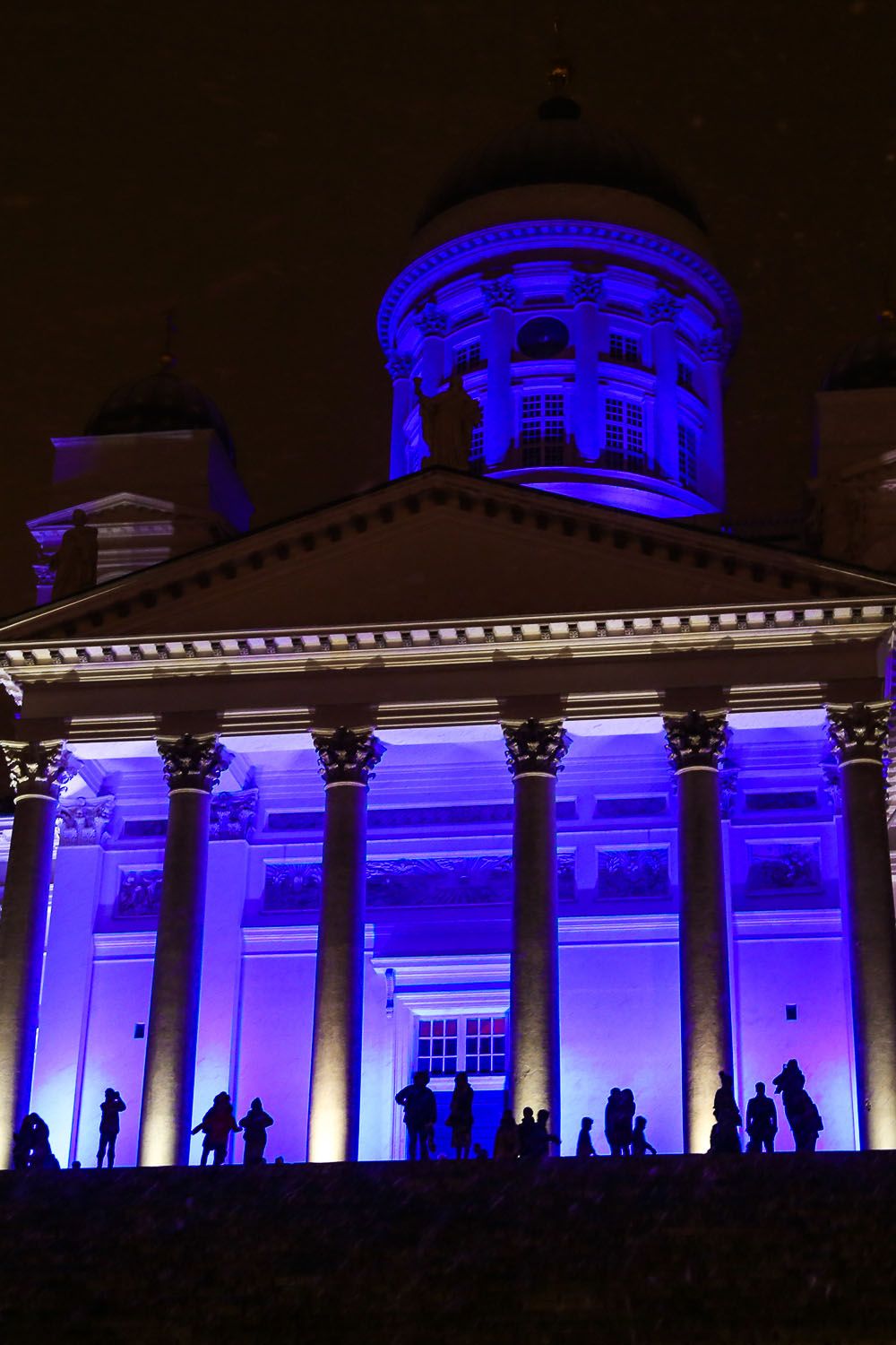 Suomi pukeutui juhlaan – tältä näyttää Helsingissä nyt