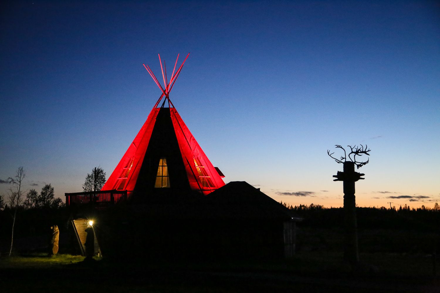 Sviitti Levitunturin kupeessa vai revontuliyö Aurora pyramidissa?