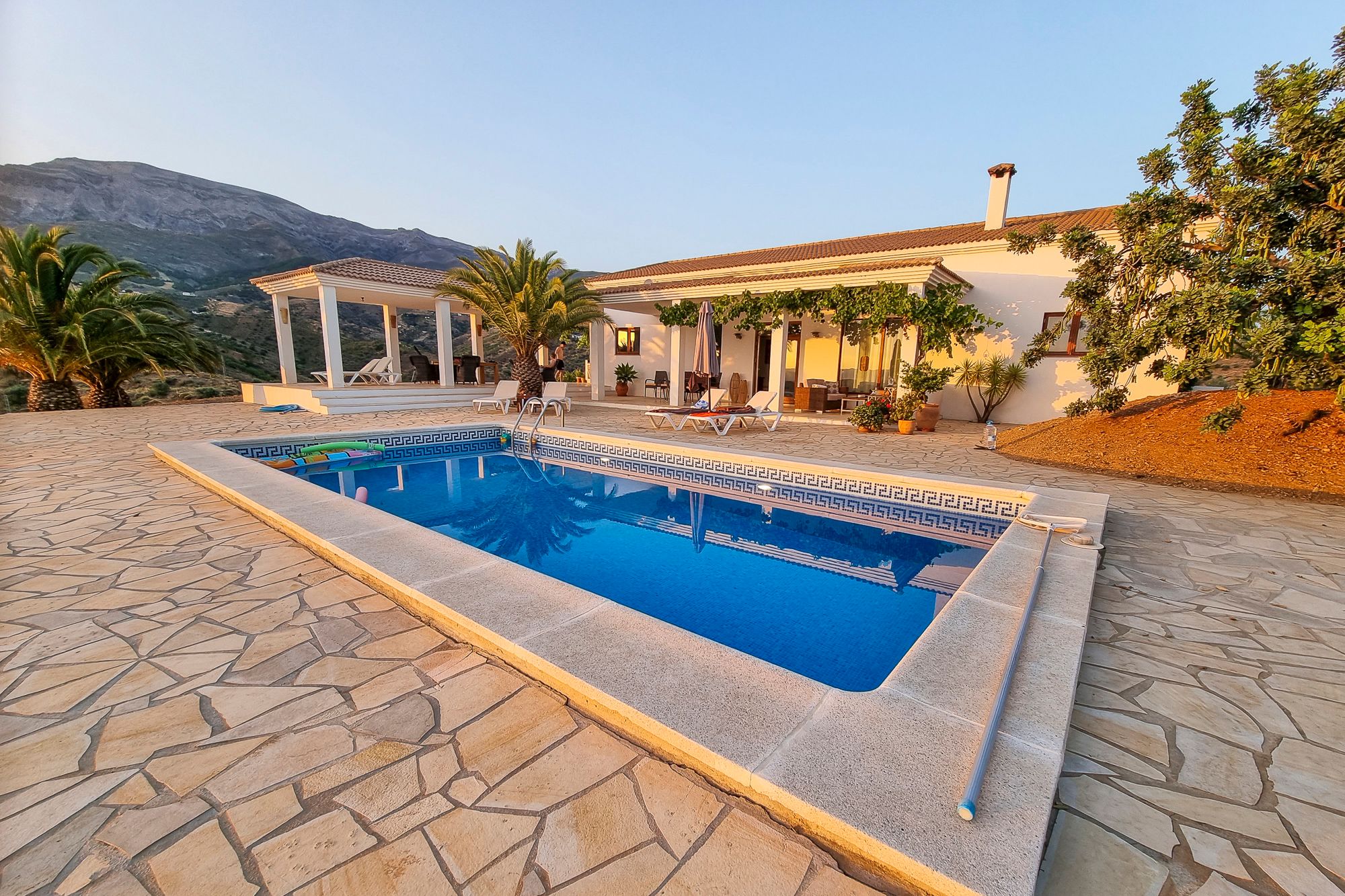 Upea vuokratalo Espanjassa – uima-allas ja vuoristonäkymät