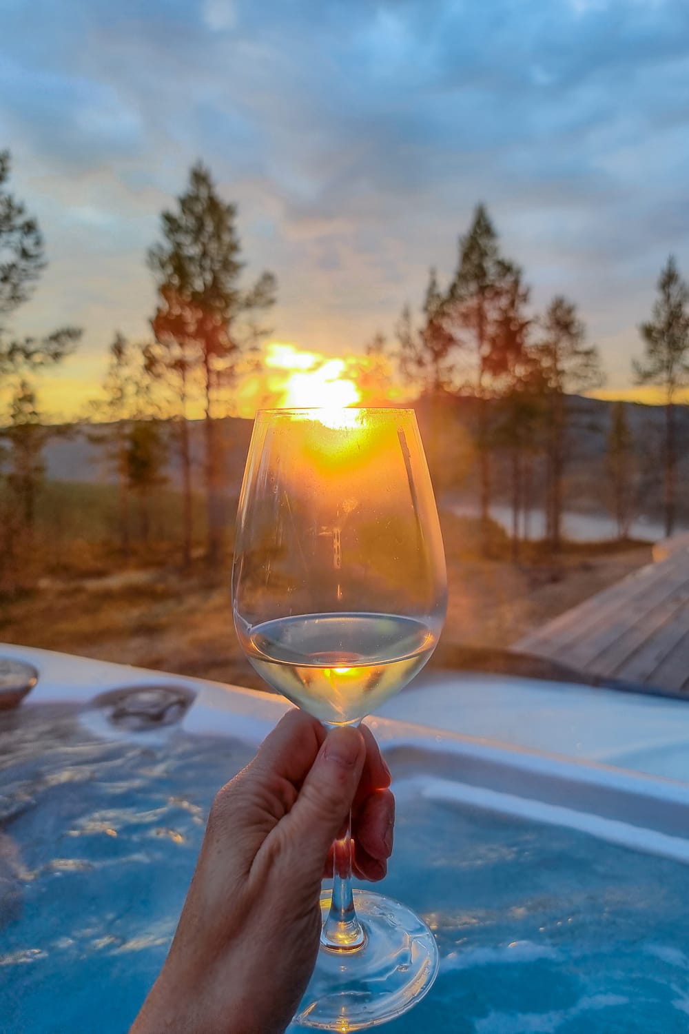 Keskiyön auringon kylvyssä Utsjoella