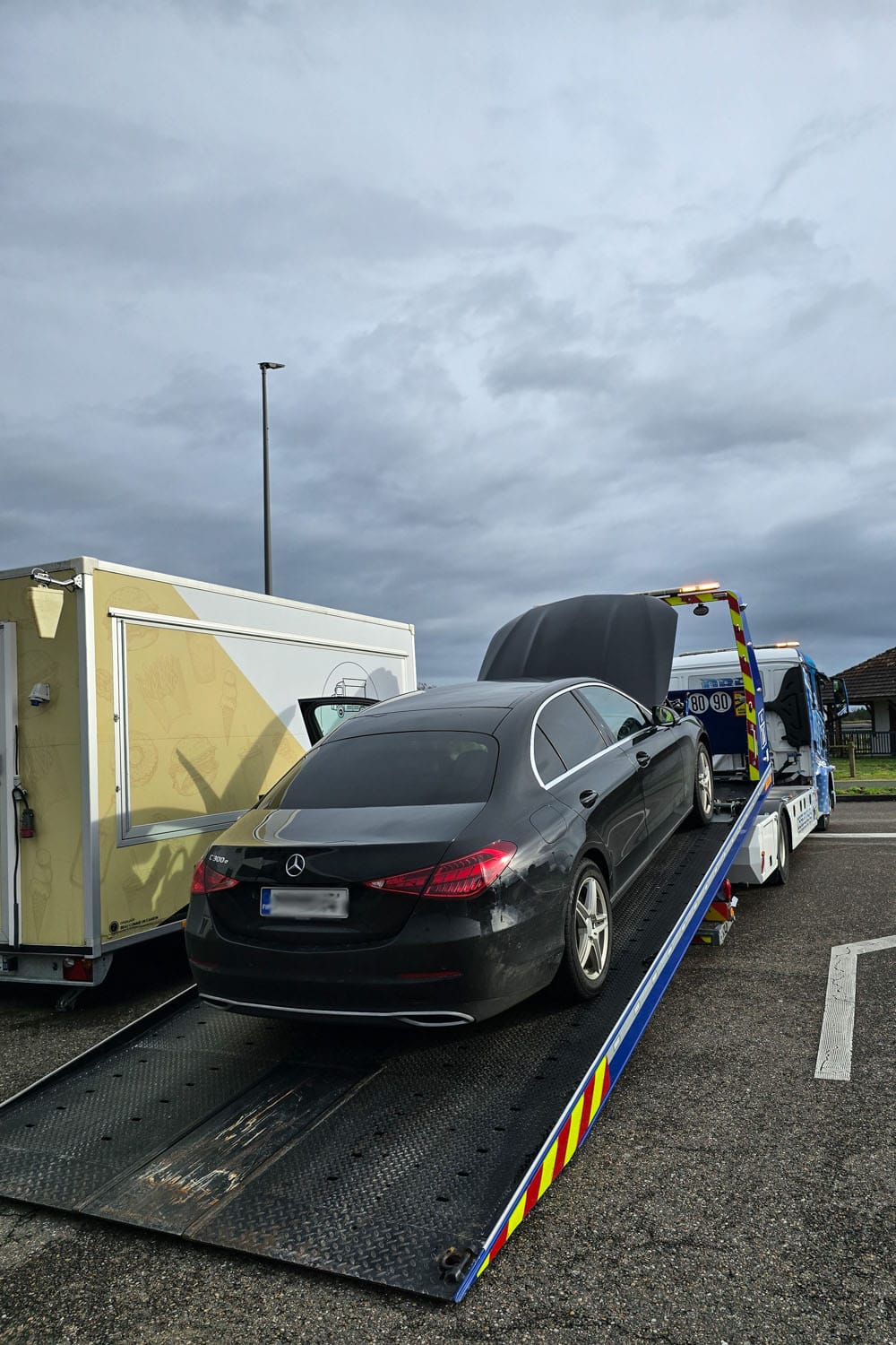 Auto hajosi Etelä-Ranskaan − ja siitä tämä absurdi sirkus vasta alkoi