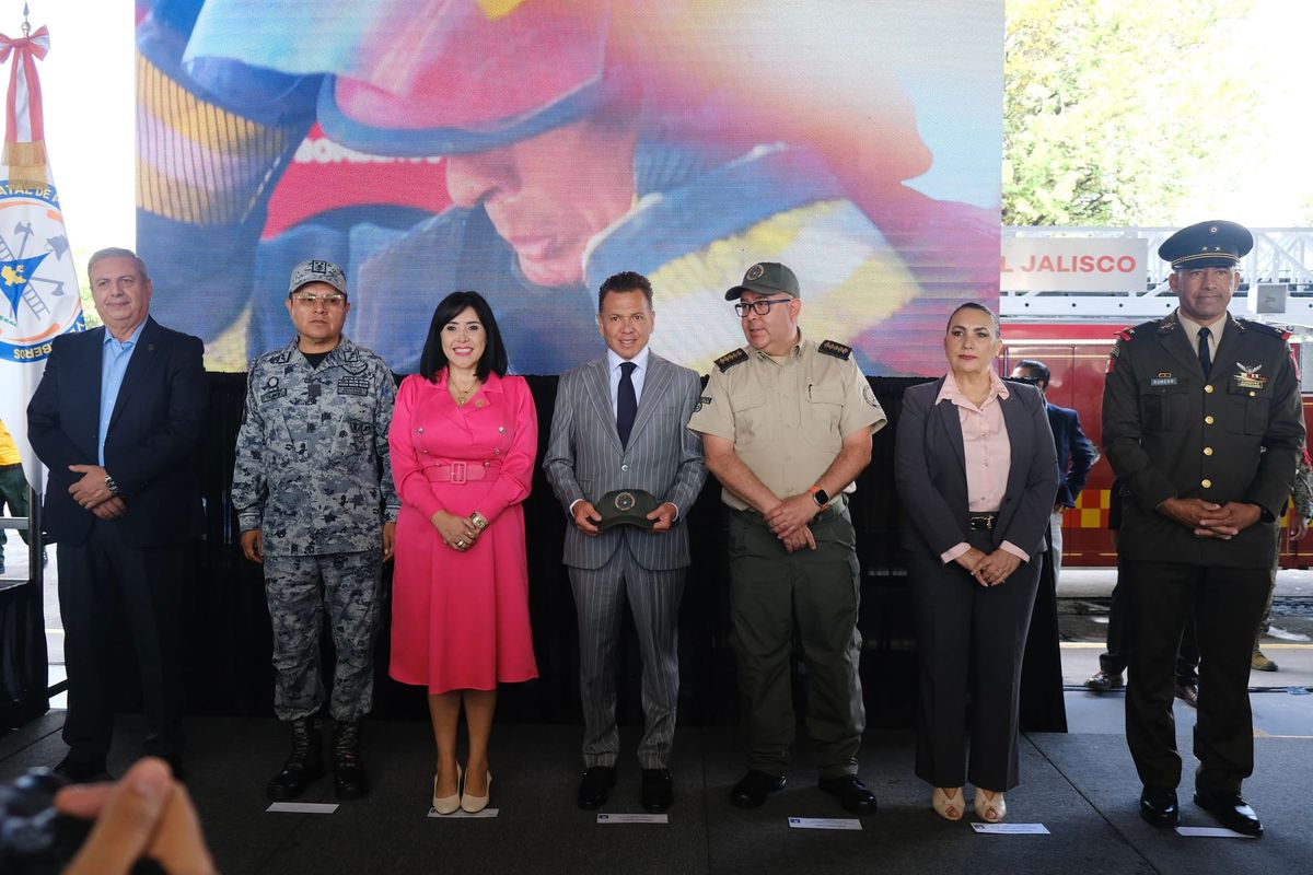 Jalisco honra a sus bomberos y anuncia aplicación de alertas tempranas