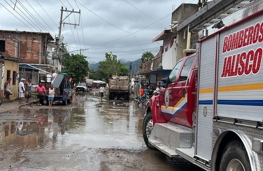 Continúa auxilio a colonia inundadas de Puerto Vallarta