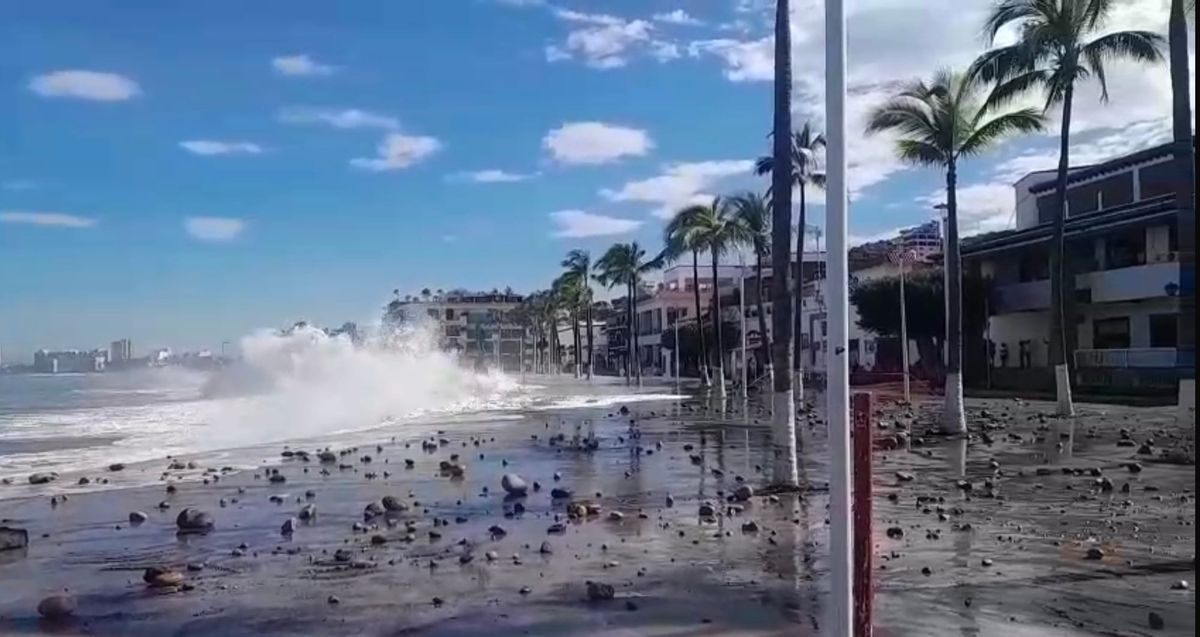 El Director General de Protección Civil Jalisco, Sergio Ramírez, nos da un balance general sobre los efectos de marejada ciclónica en Puerto Vallarta y en la Región Costa Norte. 🌊 🚩