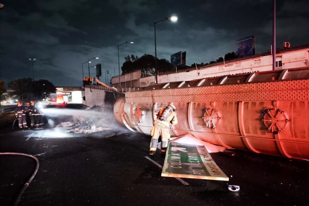 🚨Cierre vial por incidente vehicular.