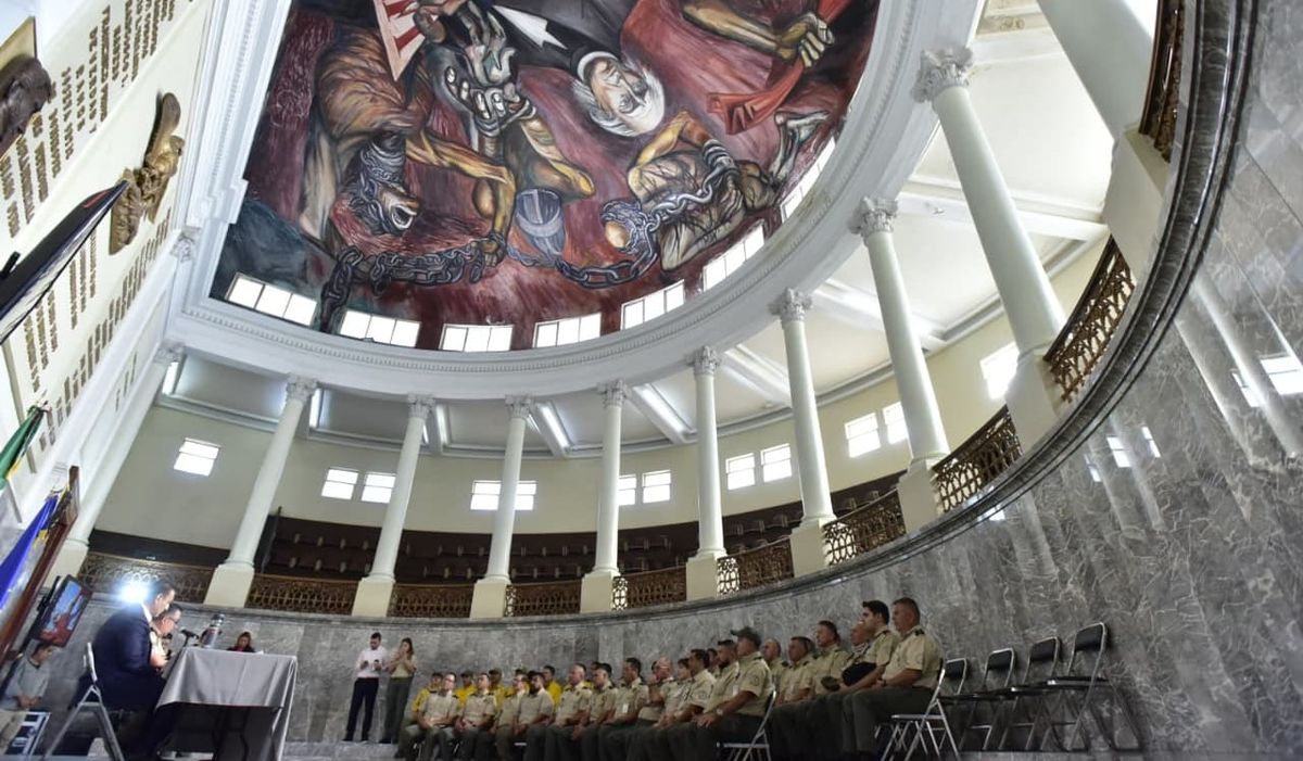 Reconocen a mandos de la Unidad Estatal de Protección Civil y Bomberos Jalisco con condecoraciones internacionales
