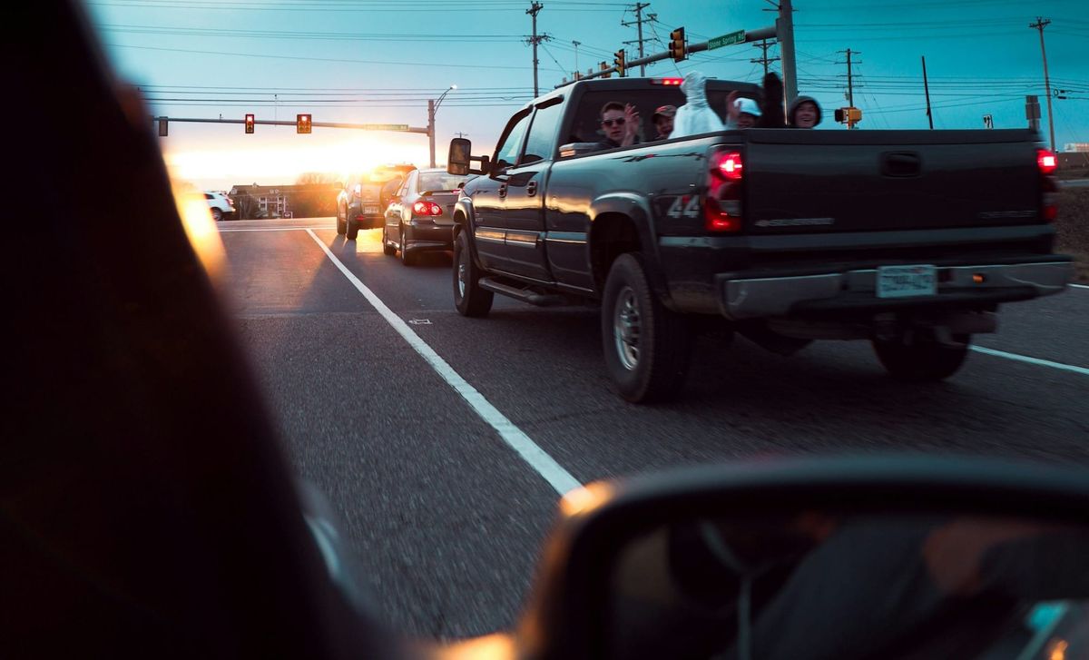 No es un asiento: viajar en la caja de una pick up es un riesgo