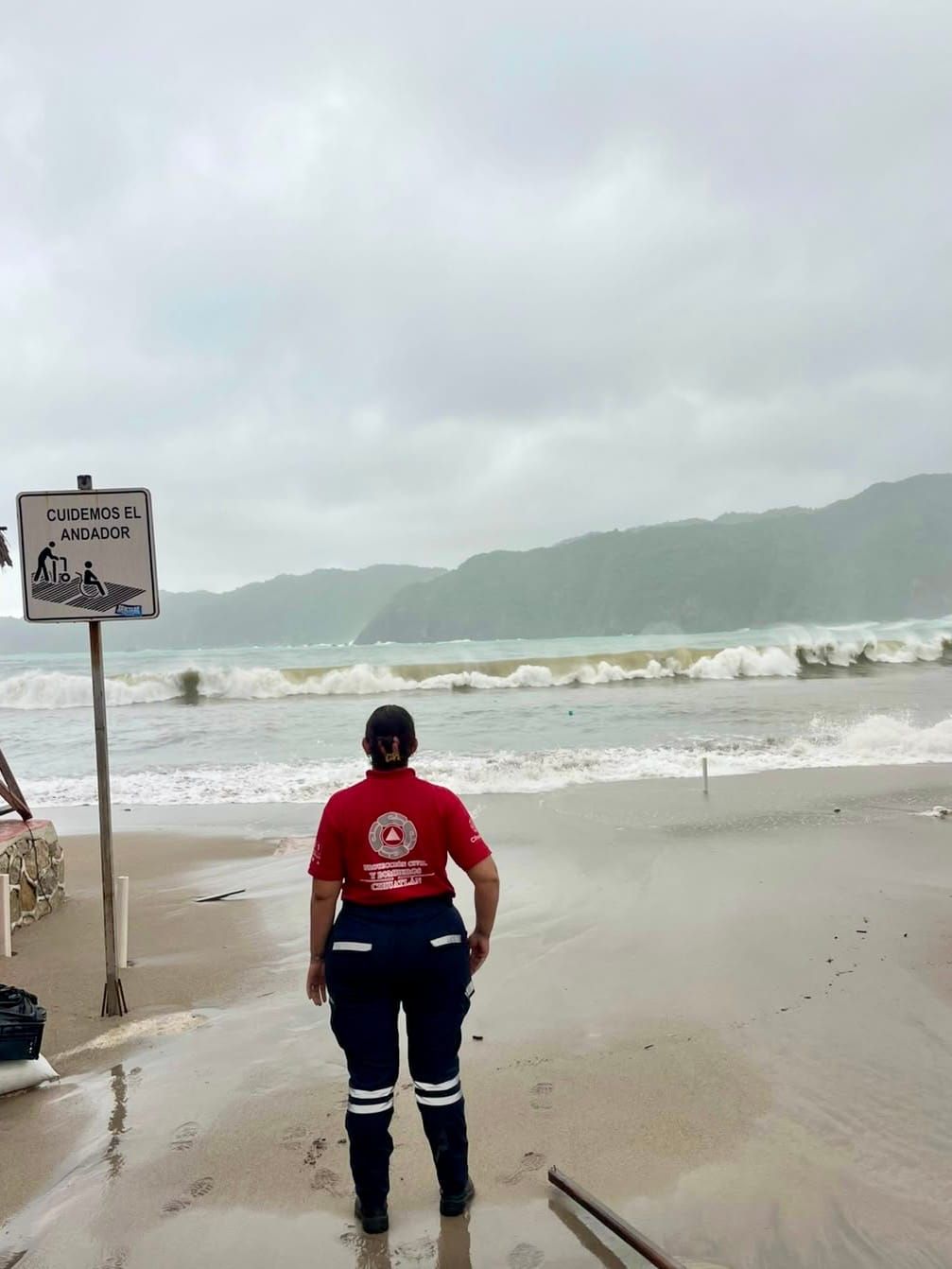 ¿El huracán se aleja? El peligro en el mar puede continuar