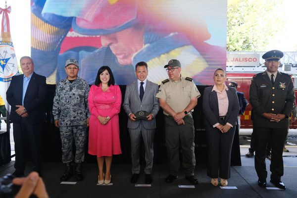 Jalisco honra a sus bomberos y anuncia aplicación de alertas tempranas