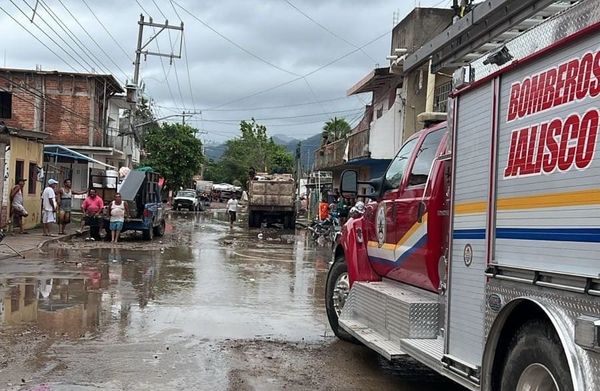 Continúa auxilio a colonia inundadas de Puerto Vallarta
