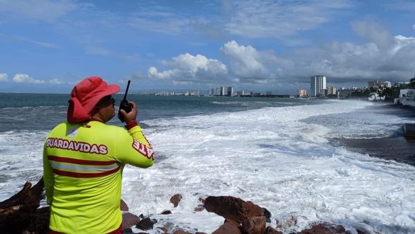 🚩 Continúan cerradas las playas de Puerto Vallarta y Cabo Corrientes por fuerte oleaje