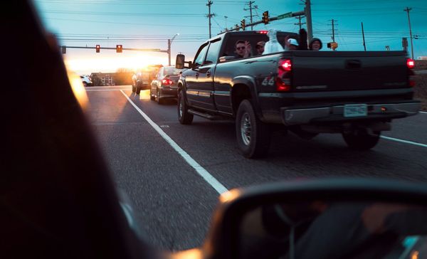 No es un asiento: viajar en la caja de una pick up es un riesgo