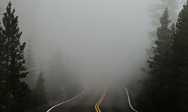 La neblina reduce la visibilidad: toma precauciones desde el primer momento
