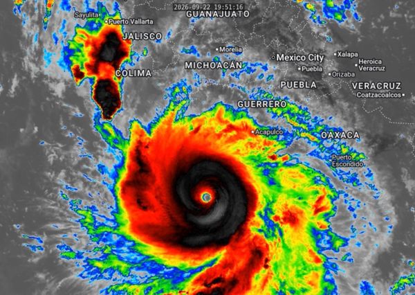 Huracán Polo categoría 5 permanece estacionario; ya genera tormentas frente a Jalisco