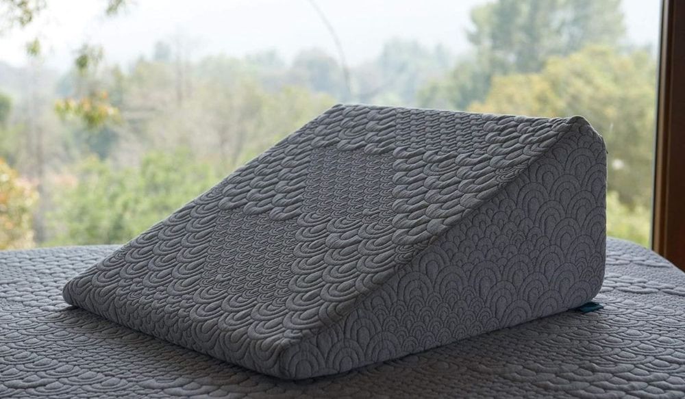 How a wedge pillow can transform your battle with Acid Reflux | Brentwood Home Bed Wedge Pillow