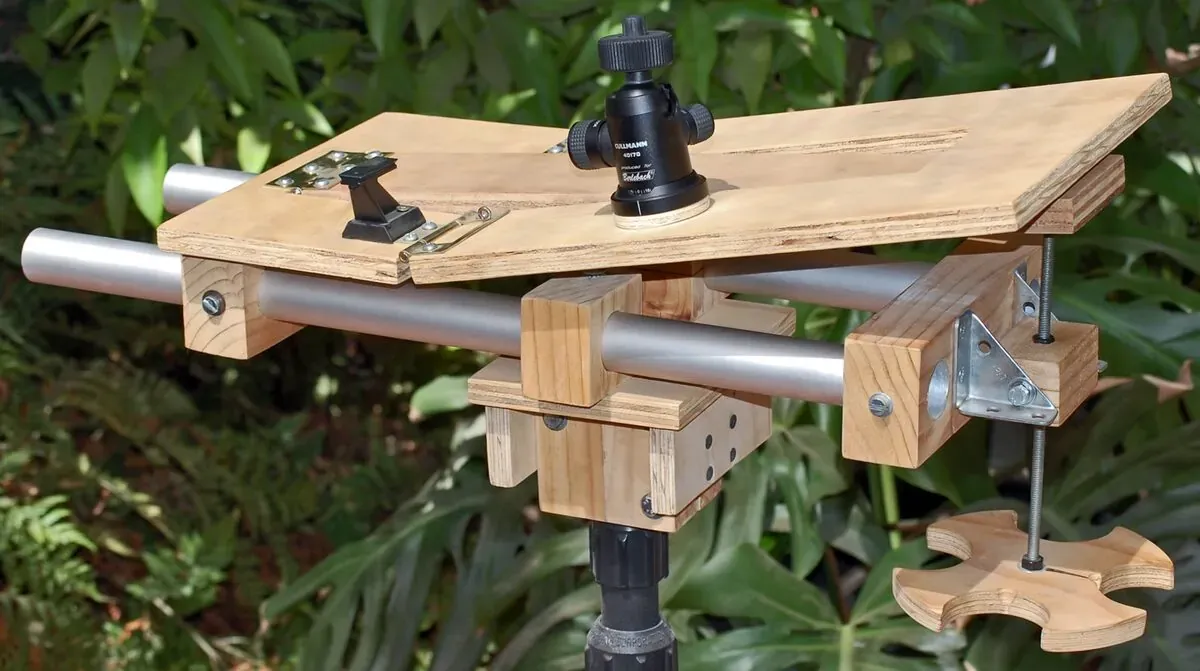 A double-arm barn-door star tracker, a simple equatorial mount for wide-field astrophotography
