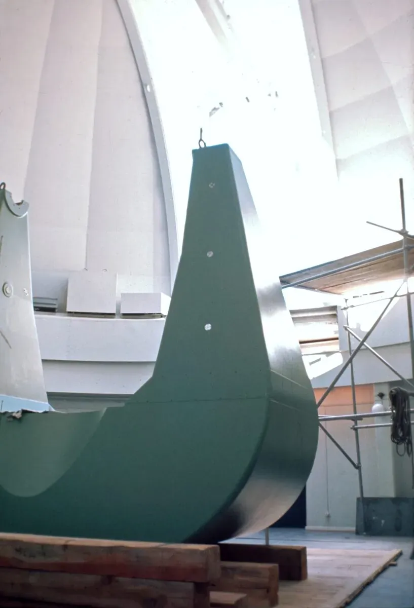 A fork mount cradling the ESO 1-metre Schmidt telescope between two arms