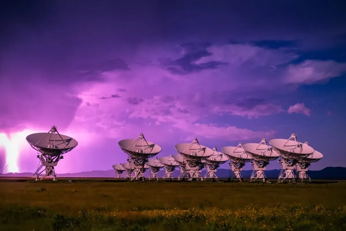 The dishes of the Very Large Array radio interferometer at night in New Mexico
