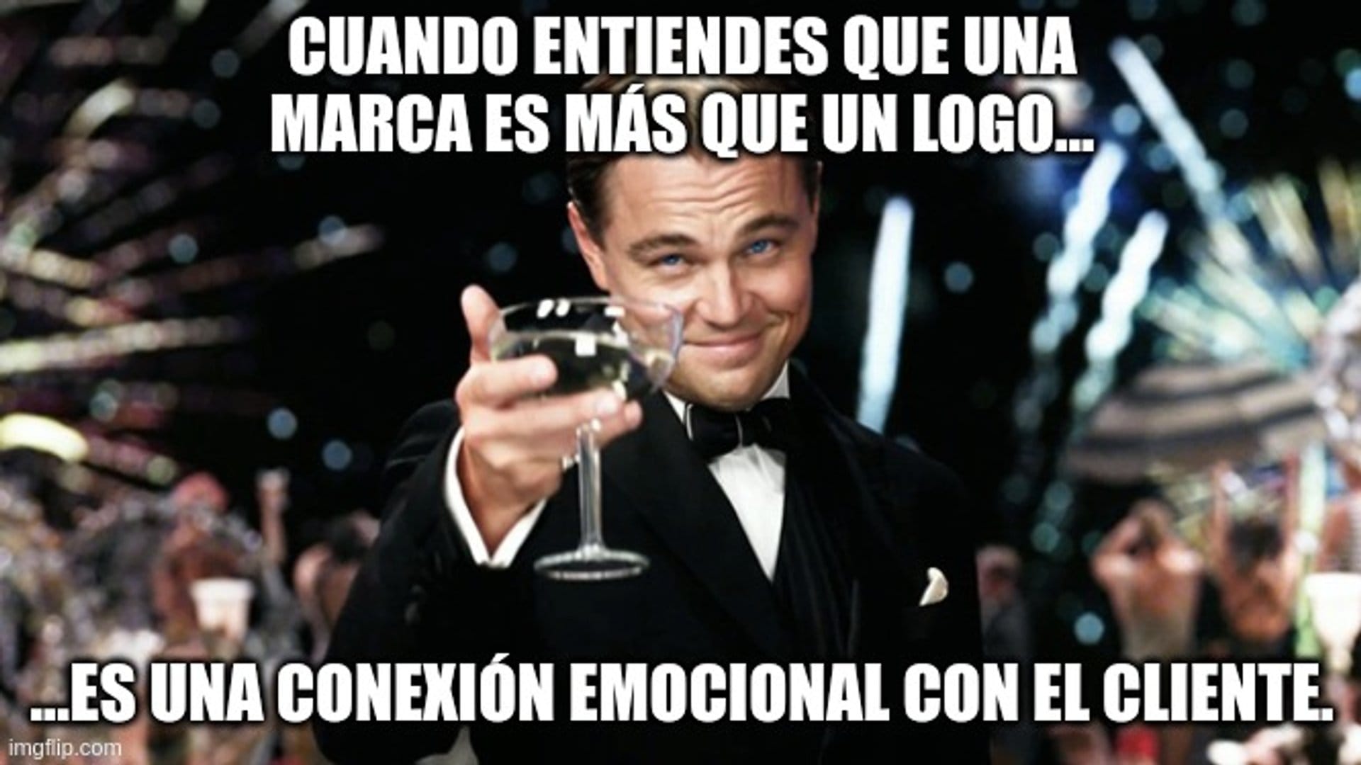 Meme de Leonardo DiCaprio sosteniendo una copa de champaña. El texto dice: 'CUANDO ENTIENDES QUE UNA MARCA ES MÁS QUE UN LOGO... ES UNA CONEXIÓN EMOCIONAL CON EL CLIENTE'. El meme refleja la importancia de la conexión emocional en el branding más allá del diseño visual.