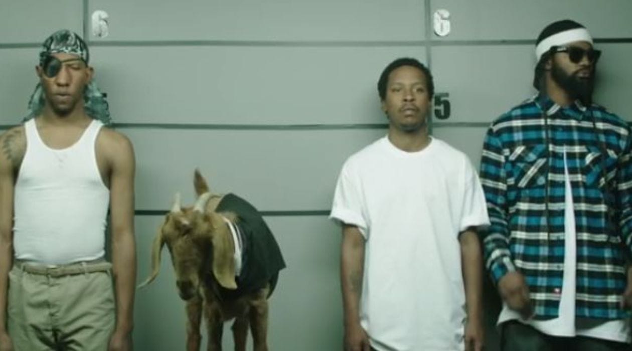 Imagen de la polémica campaña de Mountain Dew, donde se muestra a una cabra junto a varios hombres afroamericanos en una fila de sospechosos.