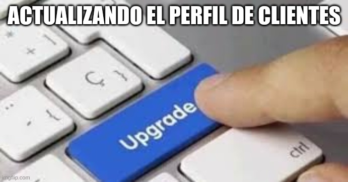 Una mano presionando una tecla de 'Upgrade' en el teclado, con el texto en la parte superior que dice 'ACTUALIZANDO EL PERFIL DE CLIENTES'.