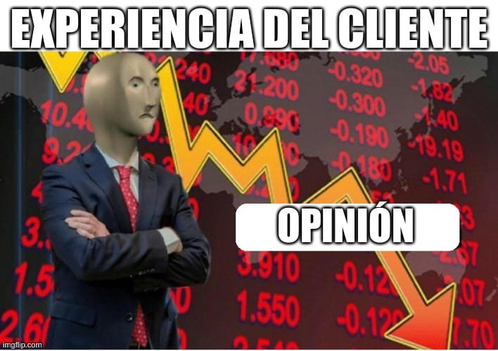 Meme con figura de hombre de negocios con cara de preocupación, frente a un gráfico de bolsa en caída. El texto superior dice 'EXPERIENCIA DEL CLIENTE' y abajo dice 'OPINIÓN', sugiriendo que la opinión del cliente sobre su experiencia está disminuyendo drásticamente.