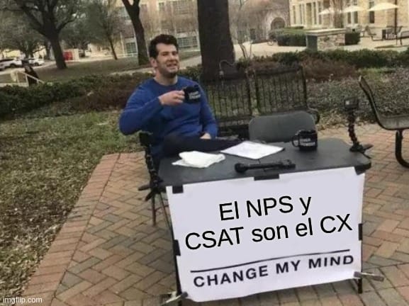 Meme de 'Change My Mind' con un hombre sentado en una mesa al aire libre, tomando una taza y un cartel que dice: 'El NPS y CSAT son el CX. Change My Mind'. La imagen ilustra el argumento de que el NPS y CSAT son tratados como las únicas métricas de experiencia del cliente, desafiando esta creencia.