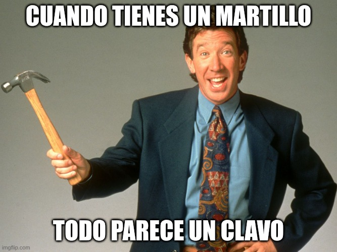 Meme de cuando tienes un martillo, todo parece un clavo (oficinista sosteniendo un martillo).