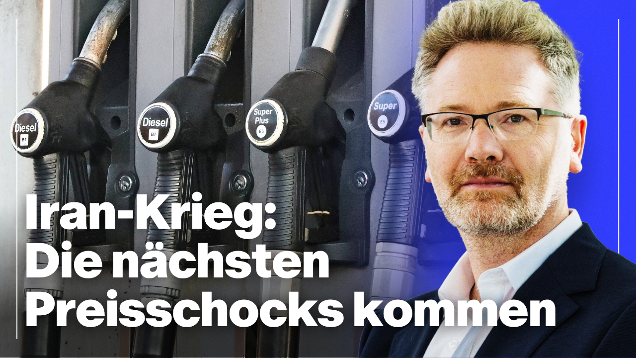 Im Vordergrund Portrait von Adam Tooze, im Hintergrund eine Zapfsäule einer Tankstelle. Collage: Surplus, Material: picture alliance/Ger Harley/EdinburghElitemedia, IMAGO/SNS UG/Depositphotos