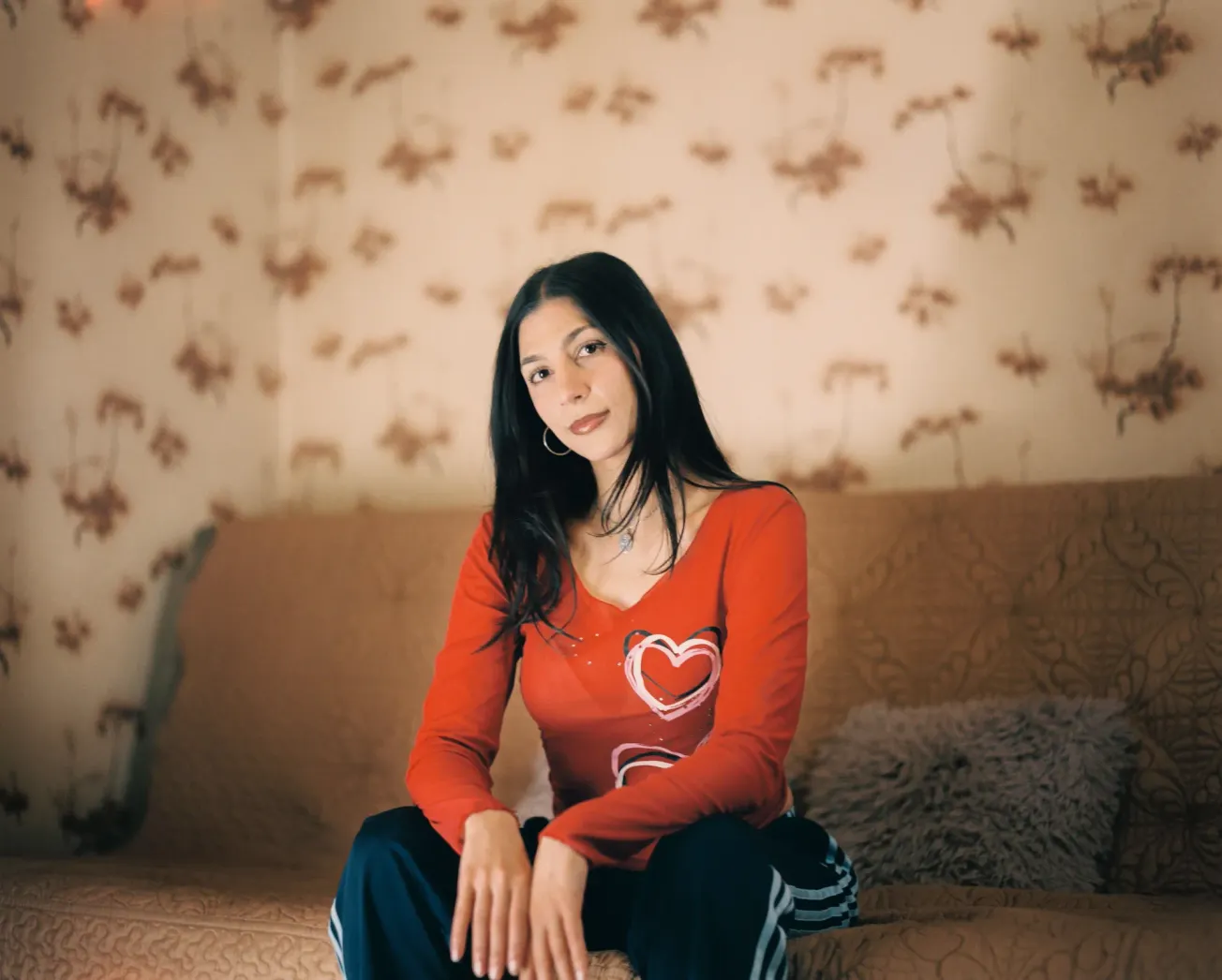 Miriam Davoudvandi auf einer Couch. Credit: Julius Gabele