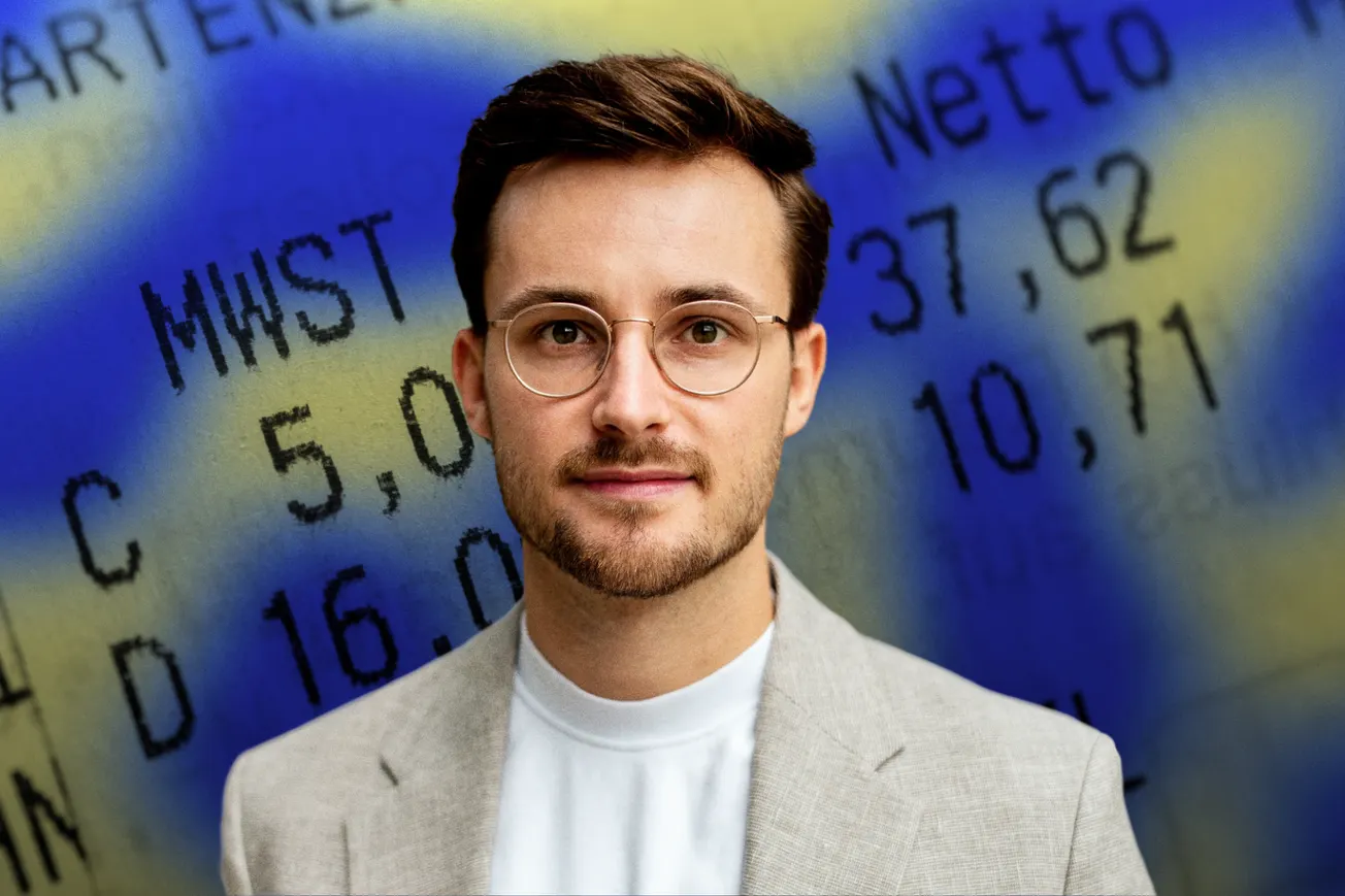 Maurice Höfgen vor einem Hintergrund mit einem Kassenzettel. Collage: Surplus, Material: Andreas Schmidt, IMAGO/Mario Hösel