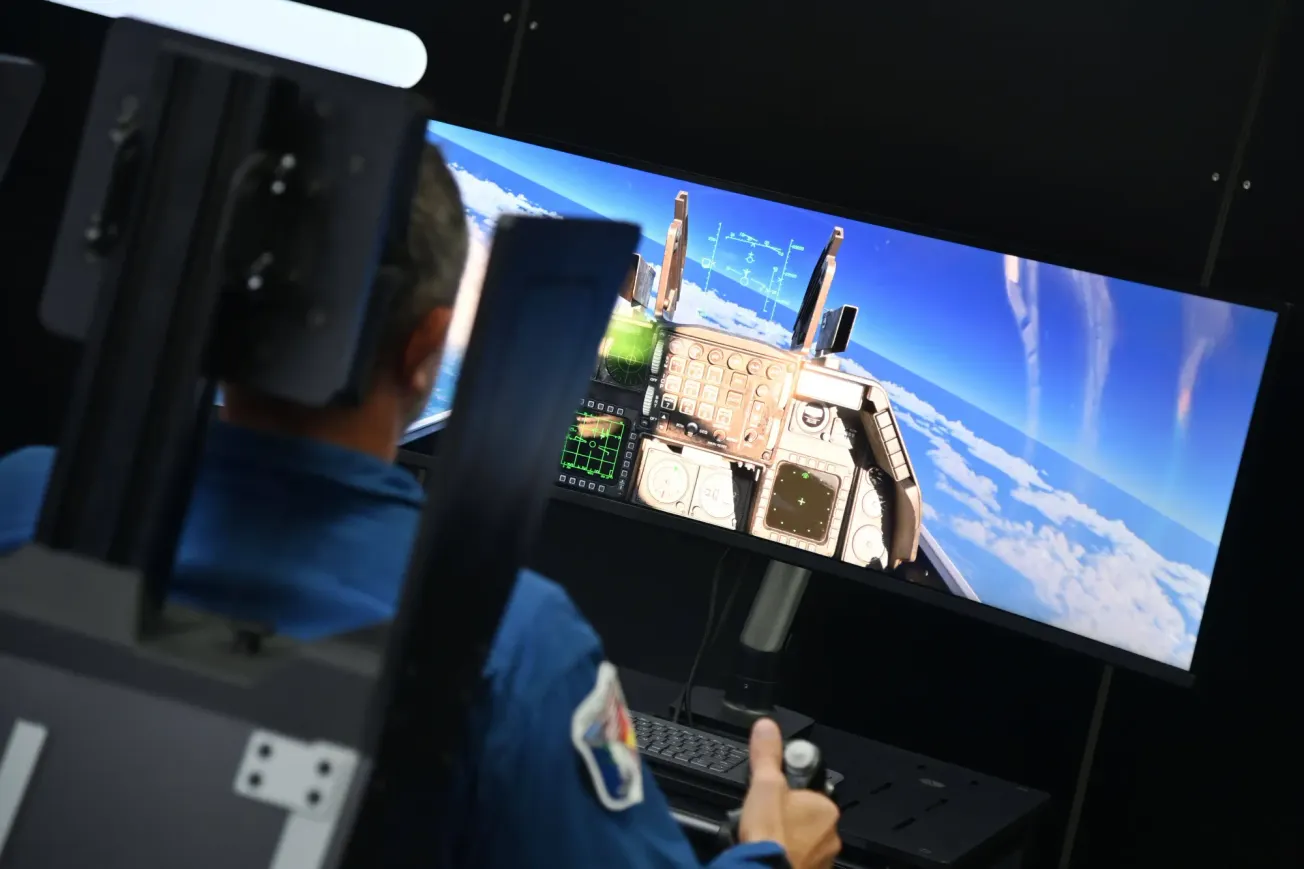 Ein Pilot steuert eine unbemannte Helsing-Kampfdrohne.