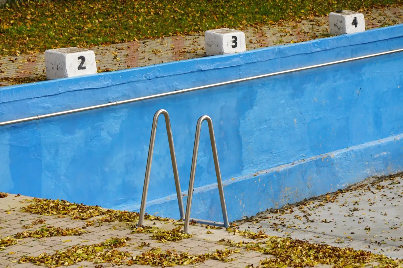 Ein Schwimmbecken ohne Wasser in einem Schwimmbad. Credit: IMAGO/CHROMORANGE
