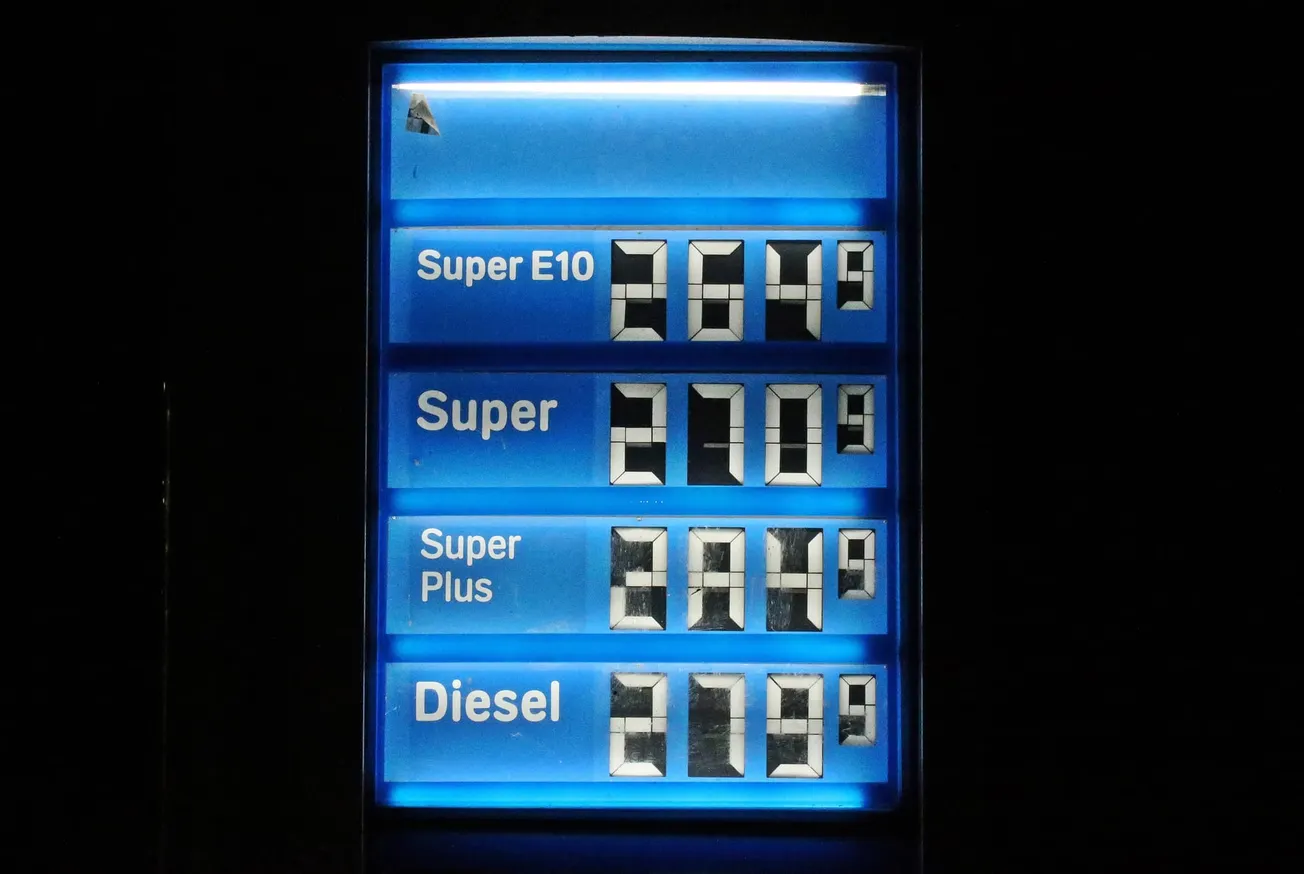 Tafel einer Tankstelle mit hohen Spritpreisen. Credit: IMAGO/SNS UG