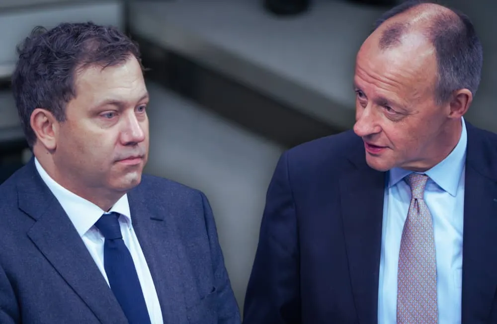 Finanzminister Lars Klingbeil (SPD) und Bundeskanzler Friedrich Merz (CDU). IMAGO/Political-Moments
