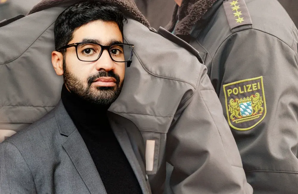 Mohamed Amjahid im Portrait mit Polizisten im Hintergrund. Collage: Surplus, Material: Andreas Hornoff, IMAGO/Bihlmayerfotografie